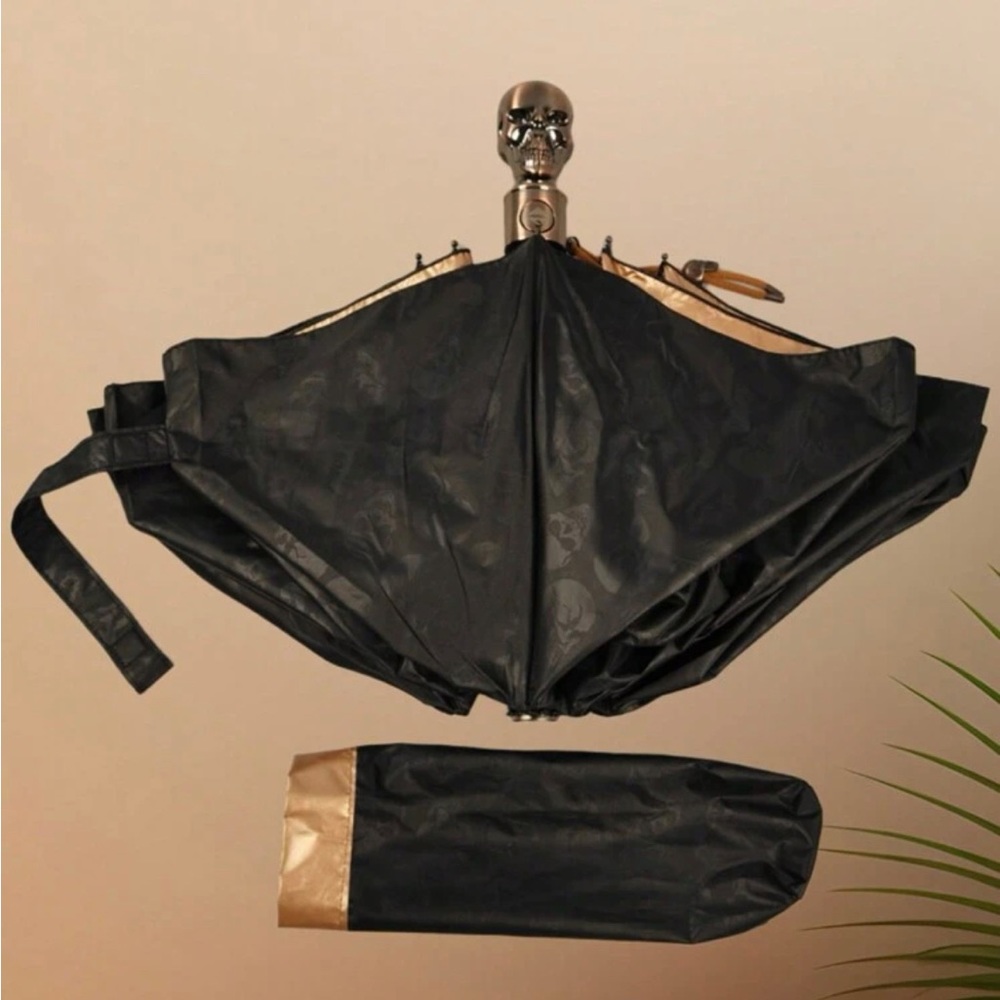 BNIB Skull umbrella with brass skull handle 💀 ☂️
